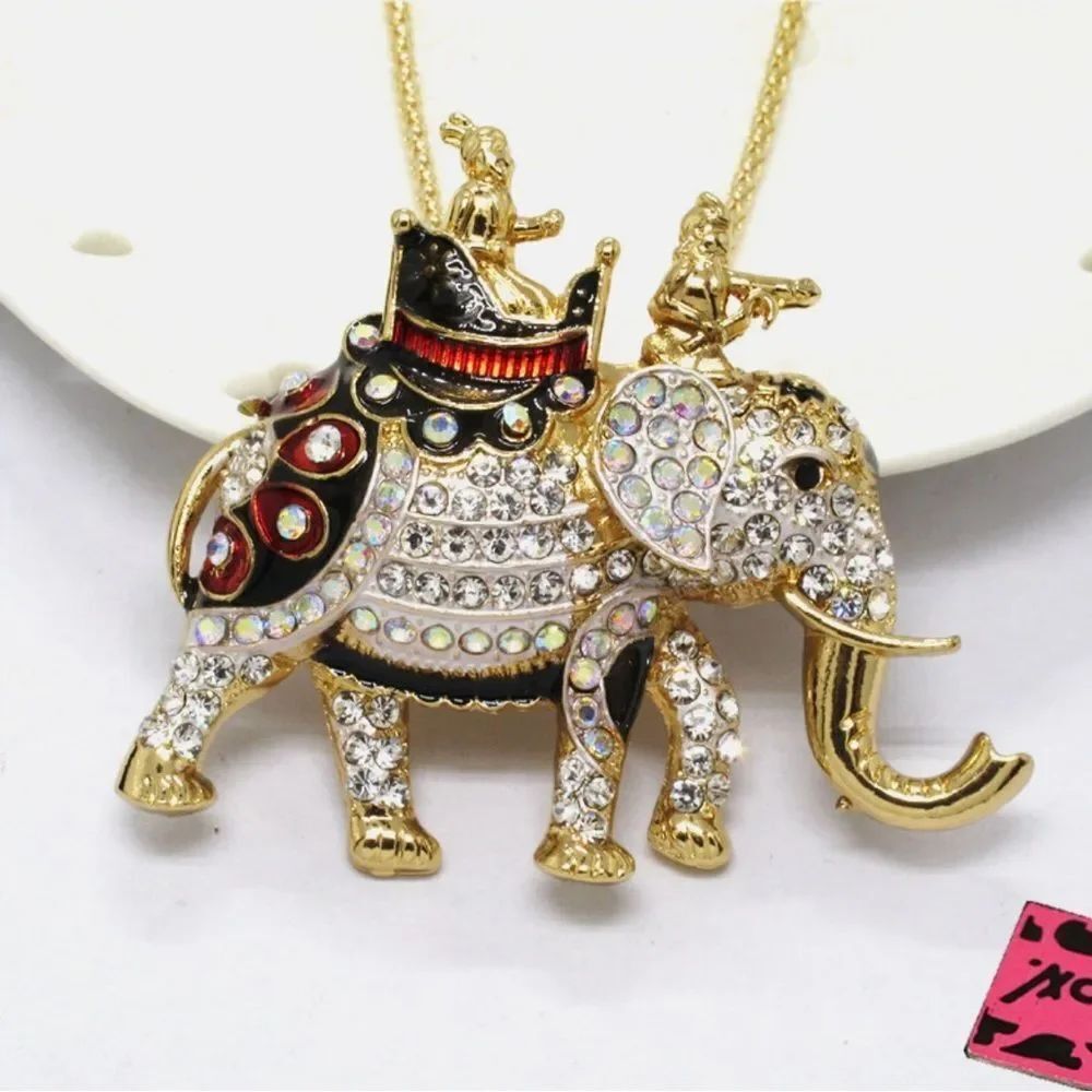 ♥️ Betsey Johnson stunning rhinestone elephant necklace ♥️